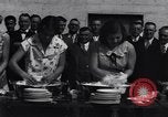 Immagine di Il lavaggio delle stoviglie contest Oakland California USA, 1931, secondo 37 filmato di repertorio 65675040745