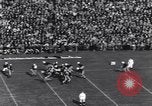 Standbild Fußballspiel New Haven Connecticut USA, 1931, aus Sekunde 28 historischem Filmmaterial Videoclip 65675040747