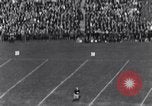Standbild Fußballspiel New Haven Connecticut USA, 1931, aus Sekunde 32 historischem Filmmaterial Videoclip 65675040747