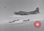 Standbild Bombardierung von Japanischen an Lae Neuguinea Lae Papua Neu Guinea, 1943, aus Sekunde 36 historischem Filmmaterial Videoclip 65675040778
