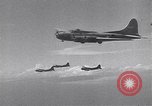 Standbild Bombardierung von Japanischen an Lae Neuguinea Lae Papua Neu Guinea, 1943, aus Sekunde 39 historischem Filmmaterial Videoclip 65675040778