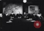 Standbild Alliierte Generäle zu Invasion Zweiten Weltkrieg Plan London England Vereinigtes Königreich, 1944, aus Sekunde 25 historischem Filmmaterial Videoclip 65675040785