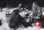 Standbild Dog Sled Team Pilot rettet United States USA, 1944, aus Sekunde 16 historischem Filmmaterial Videoclip 65675040790