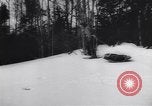 Standbild Dog Sled Team Pilot rettet United States USA, 1944, aus Sekunde 26 historischem Filmmaterial Videoclip 65675040790