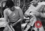 Standbild Dog Sled Team Pilot rettet United States USA, 1944, aus Sekunde 37 historischem Filmmaterial Videoclip 65675040790