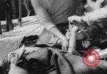 Standbild Dog Sled Team Pilot rettet United States USA, 1944, aus Sekunde 43 historischem Filmmaterial Videoclip 65675040790
