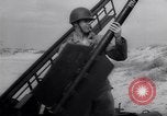Standbild anti-aircraft guns United States USA, 1944, aus Sekunde 10 historischem Filmmaterial Videoclip 65675040792