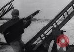 Standbild anti-aircraft guns United States USA, 1944, aus Sekunde 13 historischem Filmmaterial Videoclip 65675040792