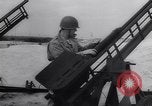 Standbild anti-aircraft guns United States USA, 1944, aus Sekunde 15 historischem Filmmaterial Videoclip 65675040792