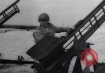 Standbild anti-aircraft guns United States USA, 1944, aus Sekunde 16 historischem Filmmaterial Videoclip 65675040792