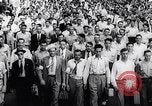 Standbild Männer freiwillige en masse für die United States Navy Houston Texas USA, 1942, aus Sekunde 17 historischem Filmmaterial Videoclip 65675040846