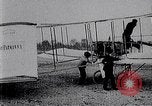 Immagine di Henri Farman Issy-les-Moulineaux Francia, 1908, secondo 22 filmato di repertorio 65675040853