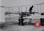 Immagine di Henri Farman Issy-les-Moulineaux Francia, 1908, secondo 24 filmato di repertorio 65675040853