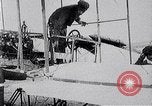 Immagine di Henri Farman Issy-les-Moulineaux Francia, 1908, secondo 44 filmato di repertorio 65675040853