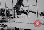 Immagine di Henri Farman Issy-les-Moulineaux Francia, 1908, secondo 45 filmato di repertorio 65675040853