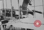 Immagine di Henri Farman Issy-les-Moulineaux Francia, 1908, secondo 48 filmato di repertorio 65675040853
