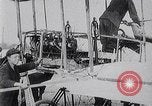 Immagine di Henri Farman Issy-les-Moulineaux Francia, 1908, secondo 50 filmato di repertorio 65675040853