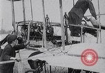 Immagine di Henri Farman Issy-les-Moulineaux Francia, 1908, secondo 52 filmato di repertorio 65675040853