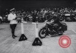 Standbild Polizei Festival Deutschland, 1957, aus Sekunde 16 historischem Filmmaterial Videoclip 65675040880