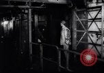 Standbild Queen Elizabeth besuche Bergwerke Vereinigtes Königreich, 1958, aus Sekunde 24 historischem Filmmaterial Videoclip 65675040892