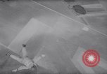 Standbild Fallschirm Wettbewerb Paris Frankreich, 1958, aus Sekunde 11 historischem Filmmaterial Videoclip 65675040894