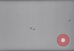 Standbild Fallschirm Wettbewerb Paris Frankreich, 1958, aus Sekunde 12 historischem Filmmaterial Videoclip 65675040894
