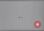 Standbild Fallschirm Wettbewerb Paris Frankreich, 1958, aus Sekunde 13 historischem Filmmaterial Videoclip 65675040894