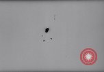 Standbild Fallschirm Wettbewerb Paris Frankreich, 1958, aus Sekunde 14 historischem Filmmaterial Videoclip 65675040894