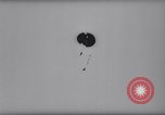 Standbild Fallschirm Wettbewerb Paris Frankreich, 1958, aus Sekunde 15 historischem Filmmaterial Videoclip 65675040894