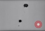 Standbild Fallschirm Wettbewerb Paris Frankreich, 1958, aus Sekunde 16 historischem Filmmaterial Videoclip 65675040894