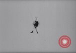 Standbild Fallschirm Wettbewerb Paris Frankreich, 1958, aus Sekunde 17 historischem Filmmaterial Videoclip 65675040894