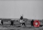 Standbild Fallschirm Wettbewerb Paris Frankreich, 1958, aus Sekunde 20 historischem Filmmaterial Videoclip 65675040894