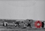 Standbild Fallschirm Wettbewerb Paris Frankreich, 1958, aus Sekunde 21 historischem Filmmaterial Videoclip 65675040894