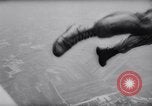 Standbild Fallschirm Wettbewerb Paris Frankreich, 1958, aus Sekunde 24 historischem Filmmaterial Videoclip 65675040894
