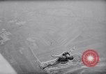 Standbild Fallschirm Wettbewerb Paris Frankreich, 1958, aus Sekunde 25 historischem Filmmaterial Videoclip 65675040894