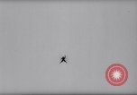 Standbild Fallschirm Wettbewerb Paris Frankreich, 1958, aus Sekunde 27 historischem Filmmaterial Videoclip 65675040894