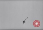 Standbild Fallschirm Wettbewerb Paris Frankreich, 1958, aus Sekunde 28 historischem Filmmaterial Videoclip 65675040894