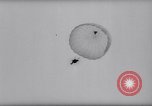 Standbild Fallschirm Wettbewerb Paris Frankreich, 1958, aus Sekunde 30 historischem Filmmaterial Videoclip 65675040894