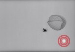 Standbild Fallschirm Wettbewerb Paris Frankreich, 1958, aus Sekunde 31 historischem Filmmaterial Videoclip 65675040894