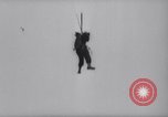 Standbild Fallschirm Wettbewerb Paris Frankreich, 1958, aus Sekunde 32 historischem Filmmaterial Videoclip 65675040894