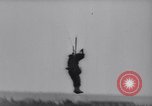 Standbild Fallschirm Wettbewerb Paris Frankreich, 1958, aus Sekunde 34 historischem Filmmaterial Videoclip 65675040894