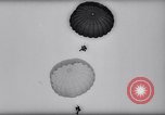 Standbild Fallschirm Wettbewerb Paris Frankreich, 1958, aus Sekunde 38 historischem Filmmaterial Videoclip 65675040894