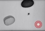 Standbild Fallschirm Wettbewerb Paris Frankreich, 1958, aus Sekunde 40 historischem Filmmaterial Videoclip 65675040894