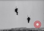 Standbild Fallschirm Wettbewerb Paris Frankreich, 1958, aus Sekunde 41 historischem Filmmaterial Videoclip 65675040894