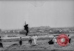 Standbild Fallschirm Wettbewerb Paris Frankreich, 1958, aus Sekunde 42 historischem Filmmaterial Videoclip 65675040894