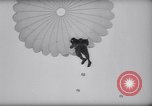 Standbild Fallschirm Wettbewerb Paris Frankreich, 1958, aus Sekunde 44 historischem Filmmaterial Videoclip 65675040894