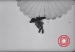 Standbild Fallschirm Wettbewerb Paris Frankreich, 1958, aus Sekunde 45 historischem Filmmaterial Videoclip 65675040894