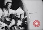 Standbild Fallschirm Wettbewerb Paris Frankreich, 1958, aus Sekunde 49 historischem Filmmaterial Videoclip 65675040894