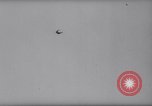 Standbild Fallschirm Wettbewerb Paris Frankreich, 1958, aus Sekunde 52 historischem Filmmaterial Videoclip 65675040894