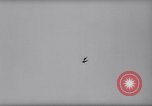 Standbild Fallschirm Wettbewerb Paris Frankreich, 1958, aus Sekunde 54 historischem Filmmaterial Videoclip 65675040894